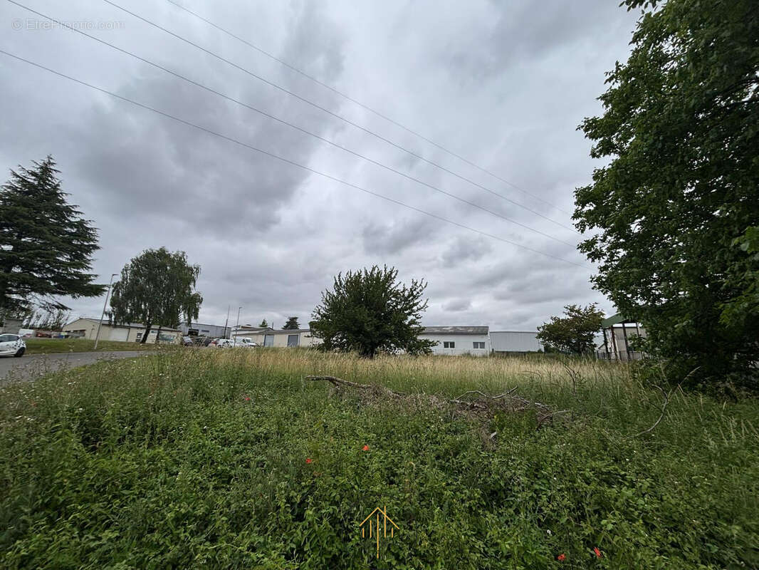 Terrain constructible zone d'activite - soyaux - photo 3