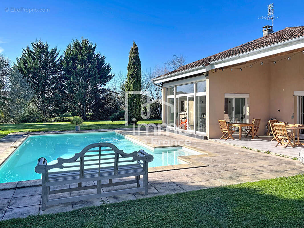 Maison familiale 5 chambres avec piscine sur terrain arboré de 2 000 m² - photo 11