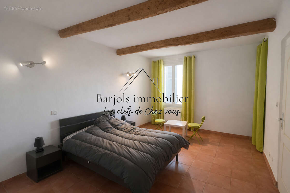 Appartement à VARAGES