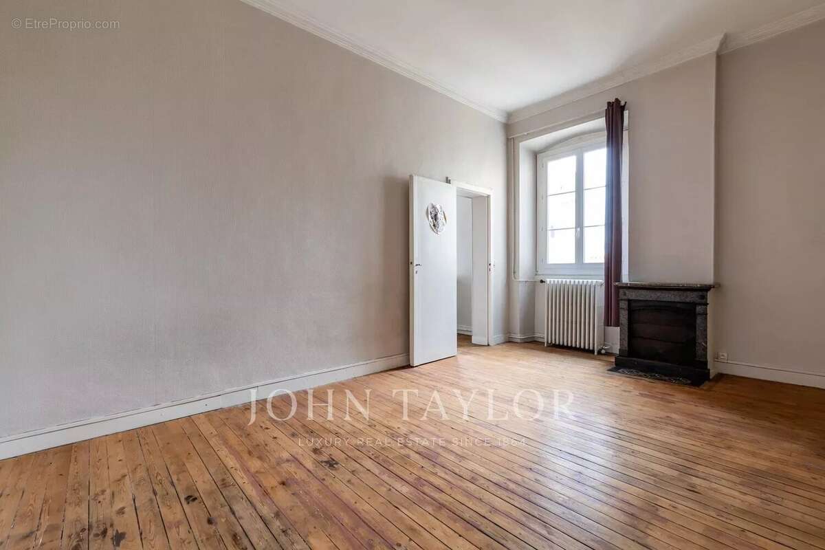 Appartement à rénover aux volumes généreux - Chartrons - John Taylor Bordeaux - photo 4