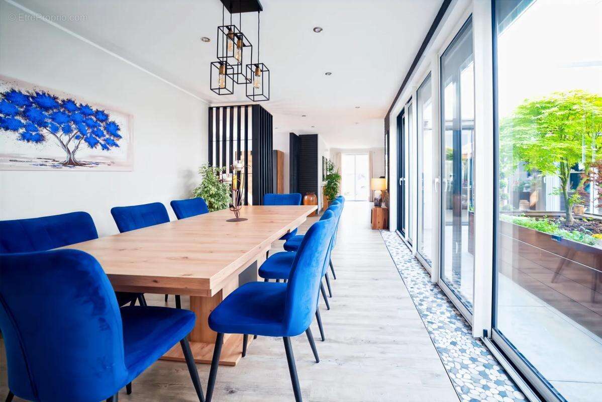 Maison à DOMPIERRE-SUR-VEYLE