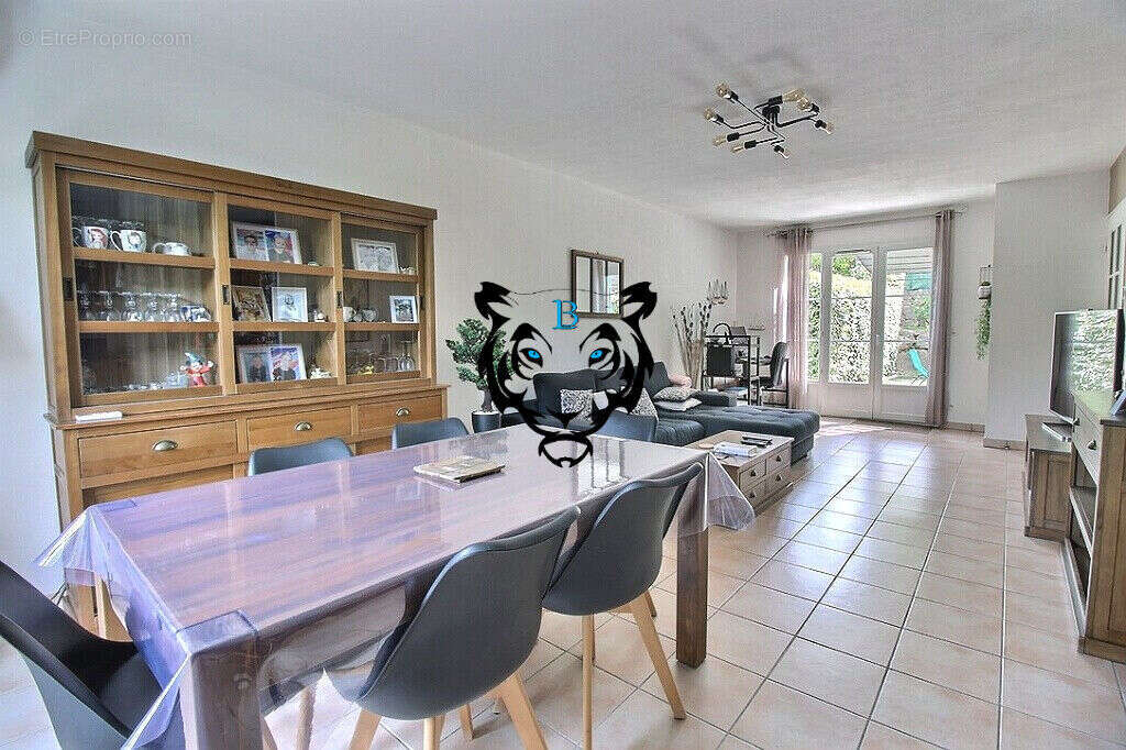 Maison à ROQUEBRUNE-SUR-ARGENS