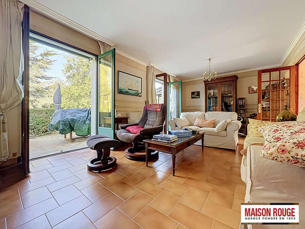Maison familiale à vendre à Saint-Quay-Portrieux avec grand terrain arboré, beaux volumes et fort potentiel - photo 3