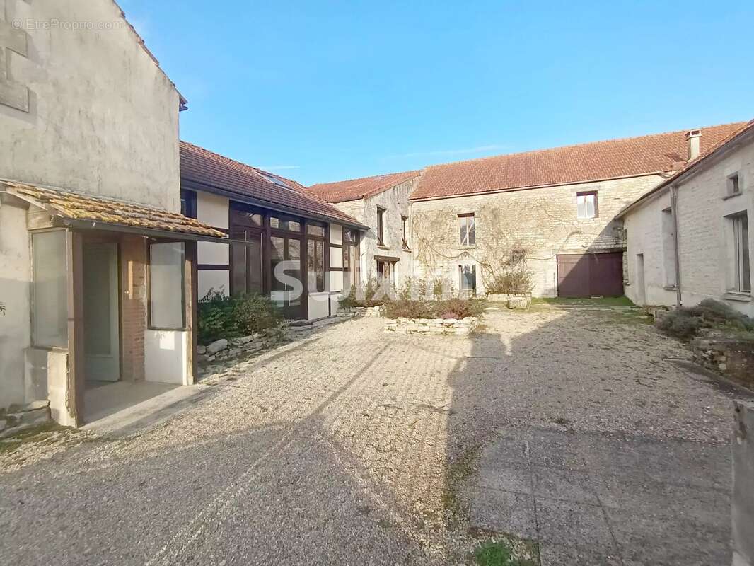 Maison à NOYERS
