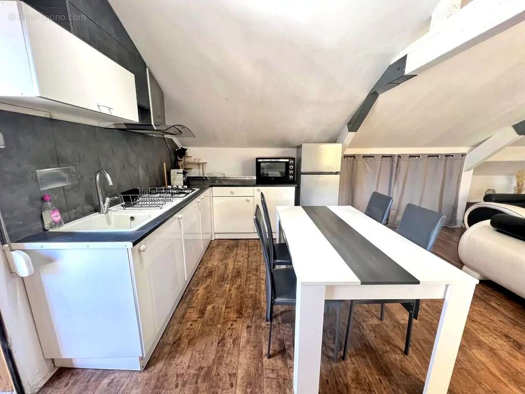 Appartement à SAINT-JULIEN-LES-ROSIERS