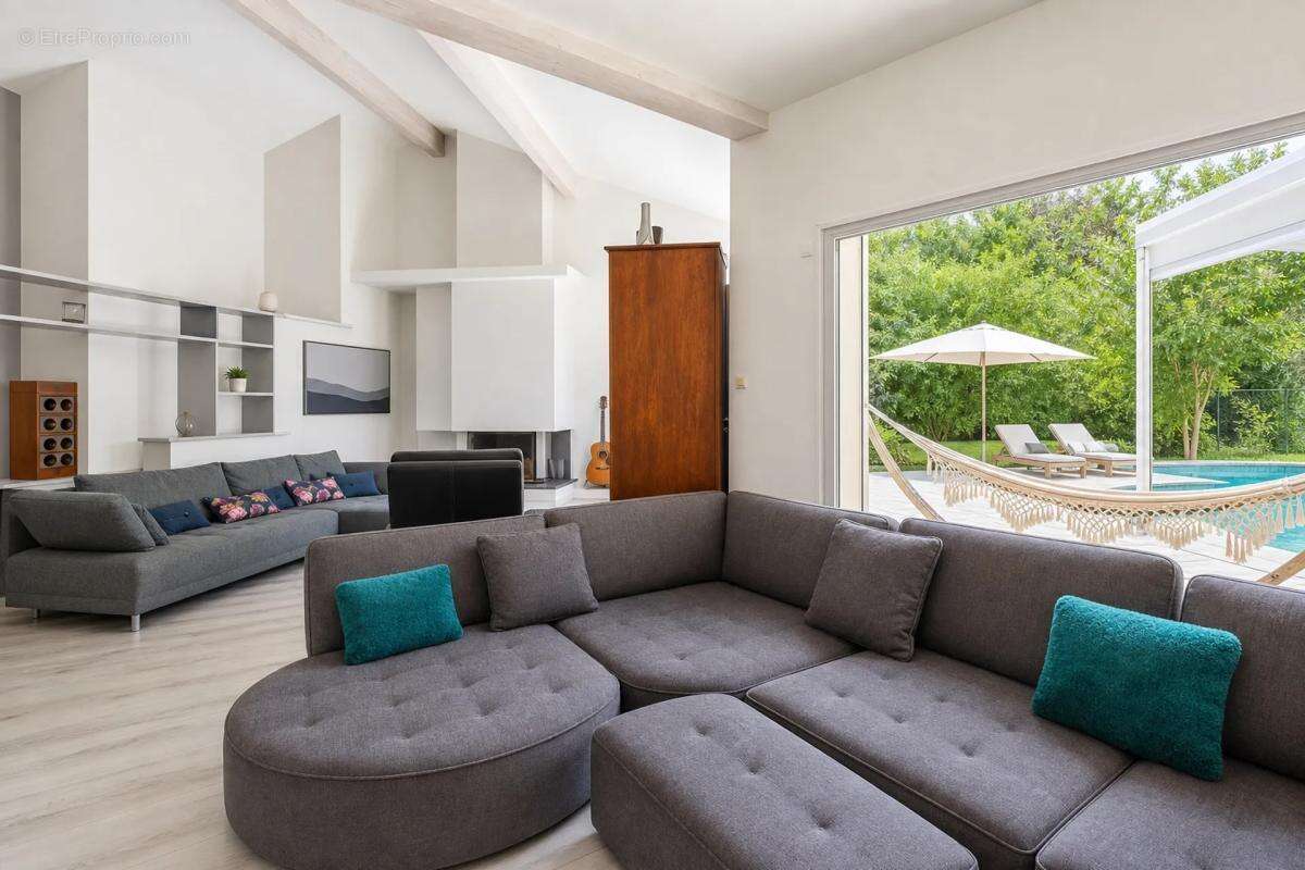 Maison de 8 pièces de 210 m² à Saint-Cyr-sur-le-Rhône - photo 6