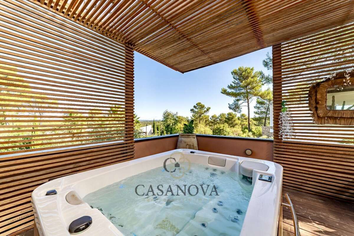 Maison à SAINT-CLEMENT-DE-RIVIERE