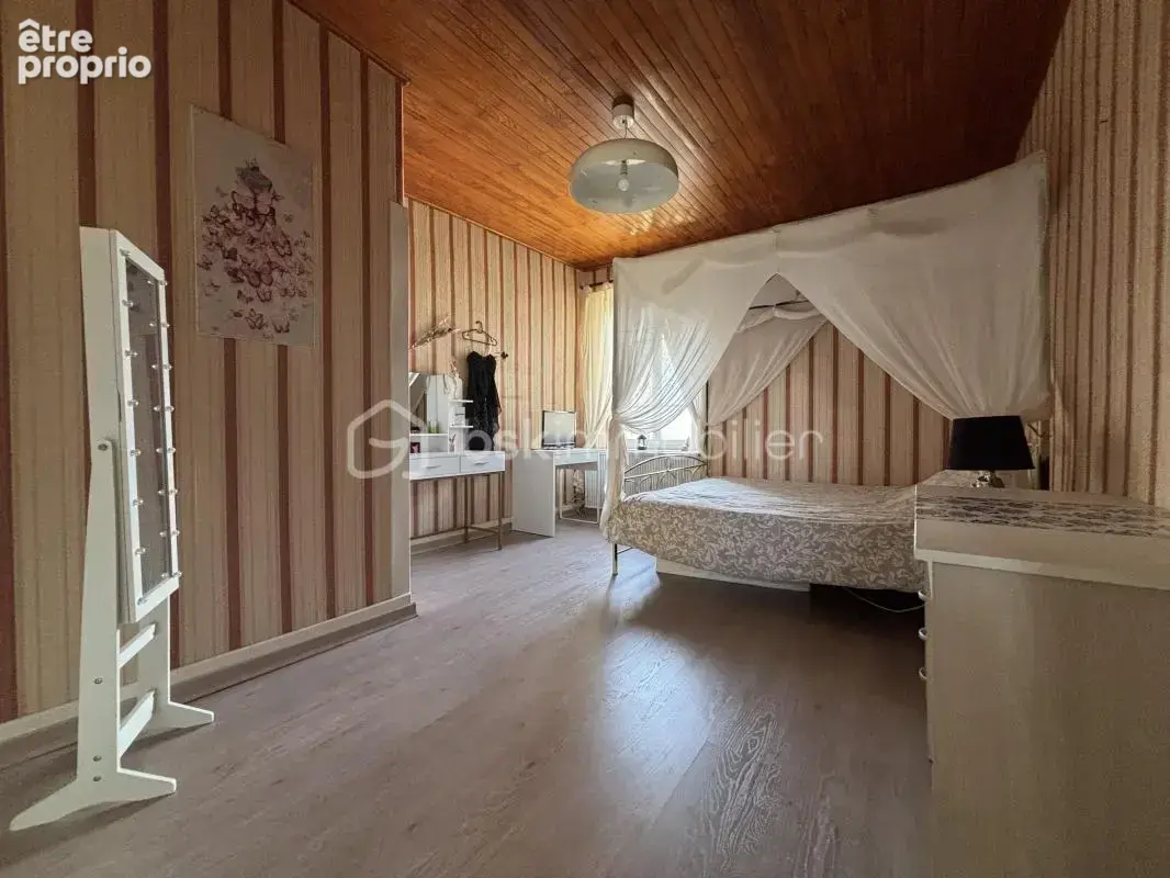 À découvrir sur la commune de Sainte-Hélène-du-Lac, entre Grenoble, Albertville et Chambéry une maison de 272m² F7 - photo 10
