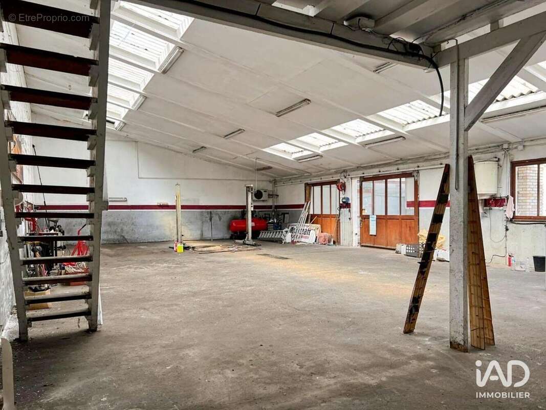 Photo 2 - Commerce à MOISSY-CRAMAYEL