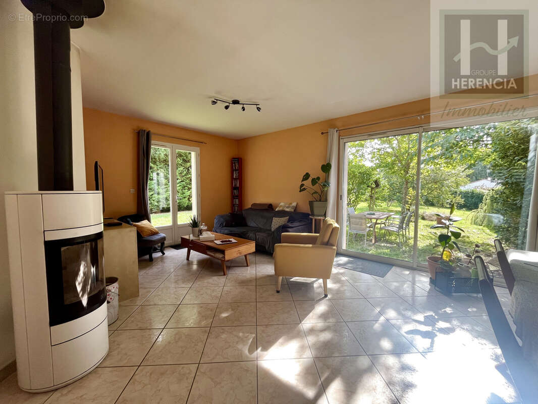 VILLEJOUBERT - Maison de plain-pied 115m2 - 4 chambres - Garage - photo 10