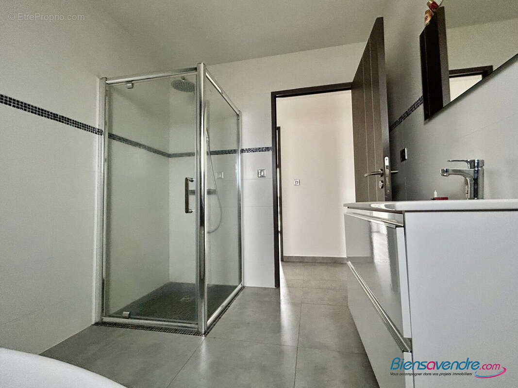 Salle de bain - Maison à MIGNE-AUXANCES