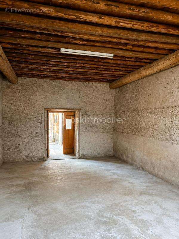 Maison de village avec terrain clos et arboré-Nombreuses dépendances - photo 9