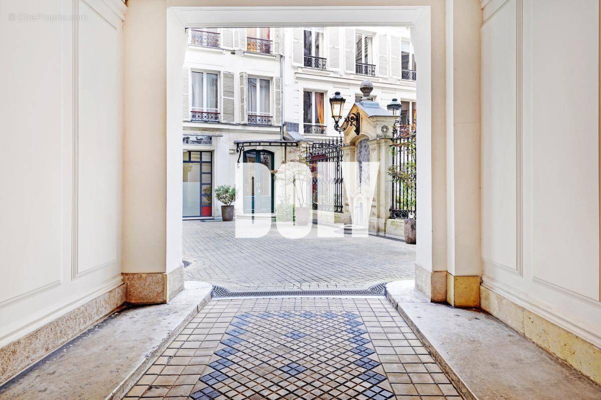 Commerce à PARIS-8E