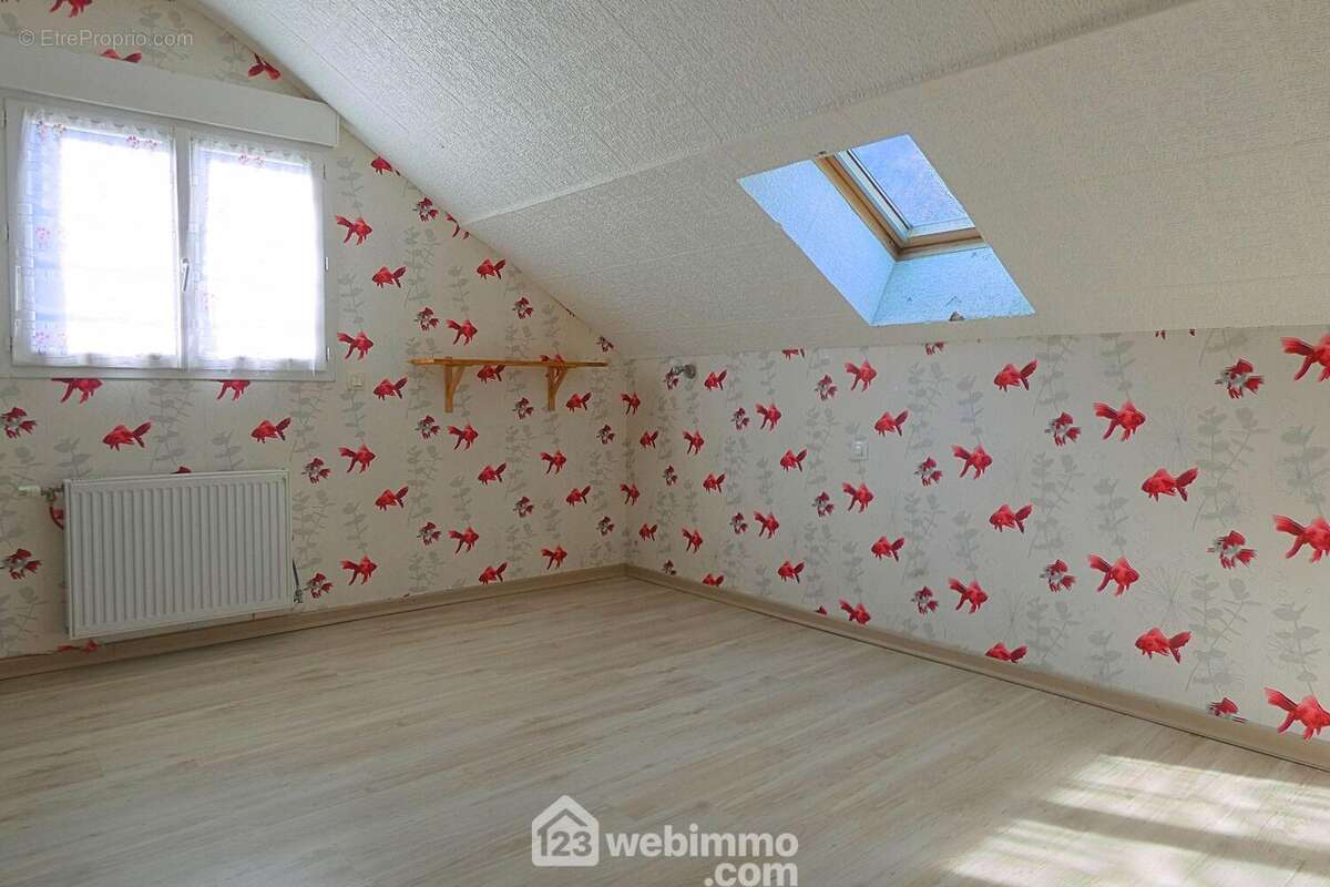 A l'étage, la partie nuit ... - Maison à UGINE