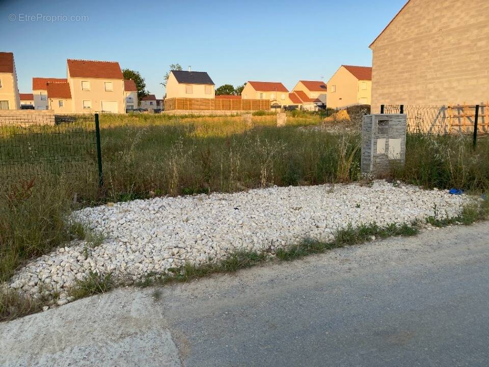 Terrain à MAROLLES-SUR-SEINE