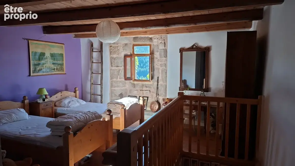 Maison en pierres avec gîte sur 2500 m2 de terrain - photo 9