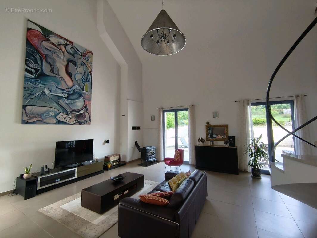 Maison à VALLANGOUJARD