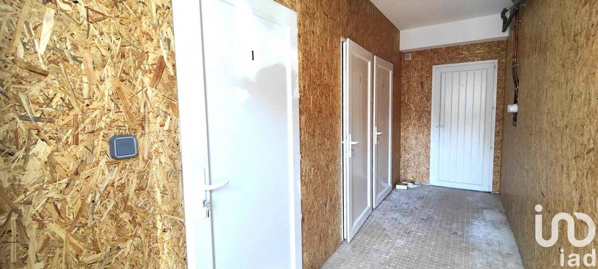 Photo 1 - Parking à SURGERES