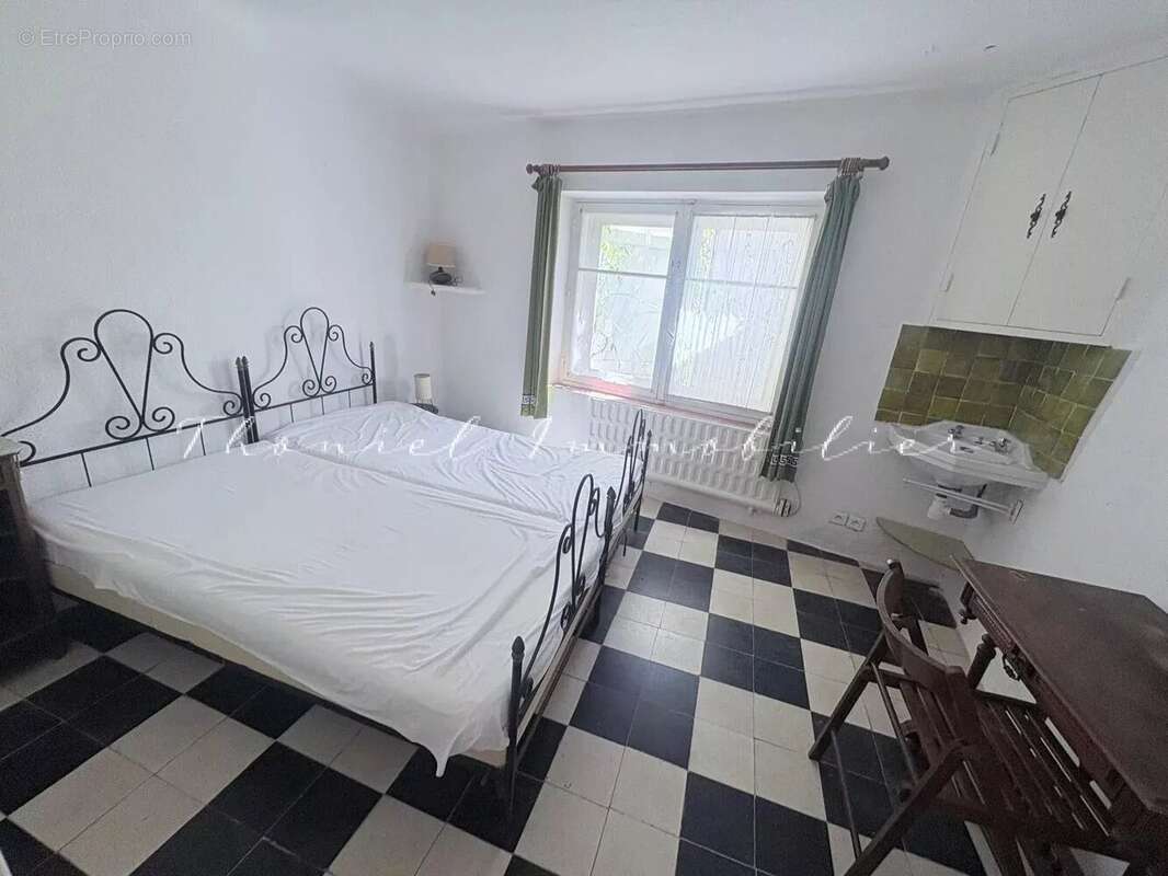 À vendre dans le village de Grimaud : Ensemble de deux maisons de village à rénover, avec terrasses et jardinet - photo 9