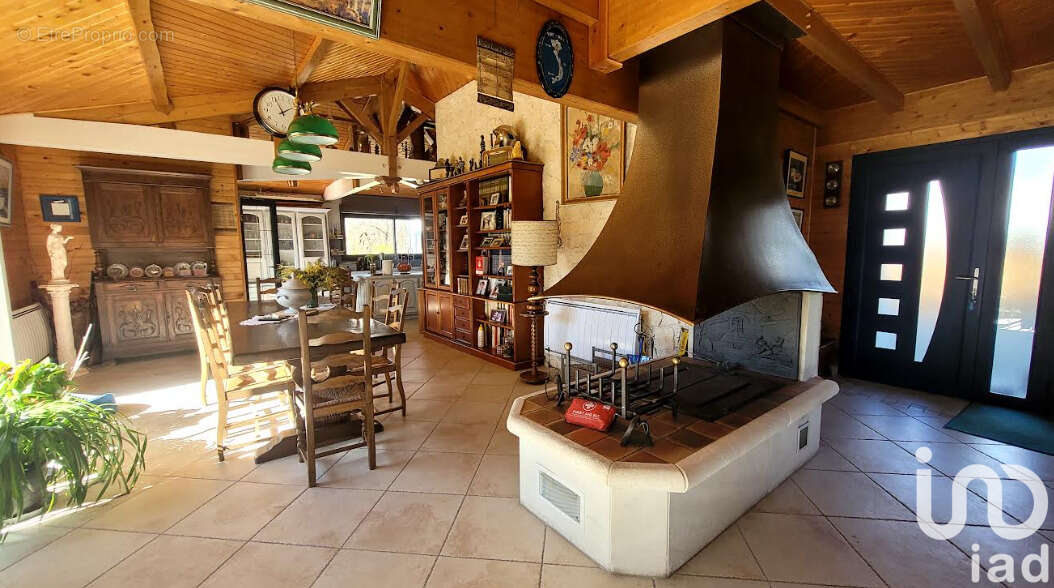 Photo 8 - Maison à LA ROCHE-CHALAIS