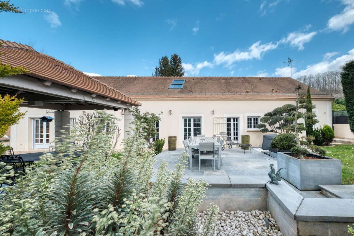Maison indivdiuelle de plain pied - 210m2 - 5 chambres - dpe c - photo 3