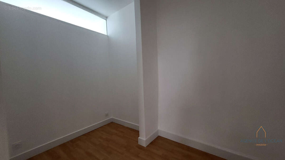 Appartement lumineux à Le Palais : Vue sur l'écluse et cour privée - photo 10