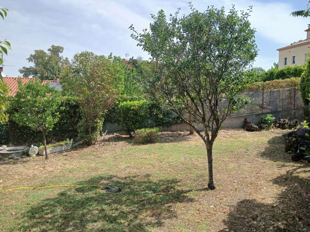 Villa sur 3 faces , 3 niveaux, 5 chambres , 2 bains, jardin , garage et parking. - photo 3