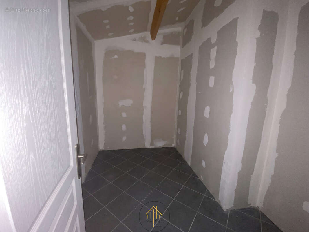Ensemble immobilier   2 maisons + garages + grange   Bessac (16) - photo 14