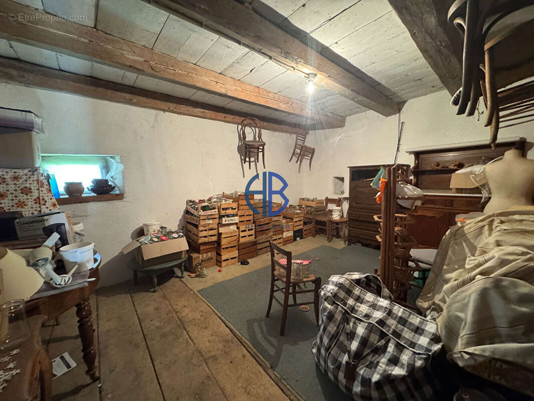 Maison à MONTAGNIEU