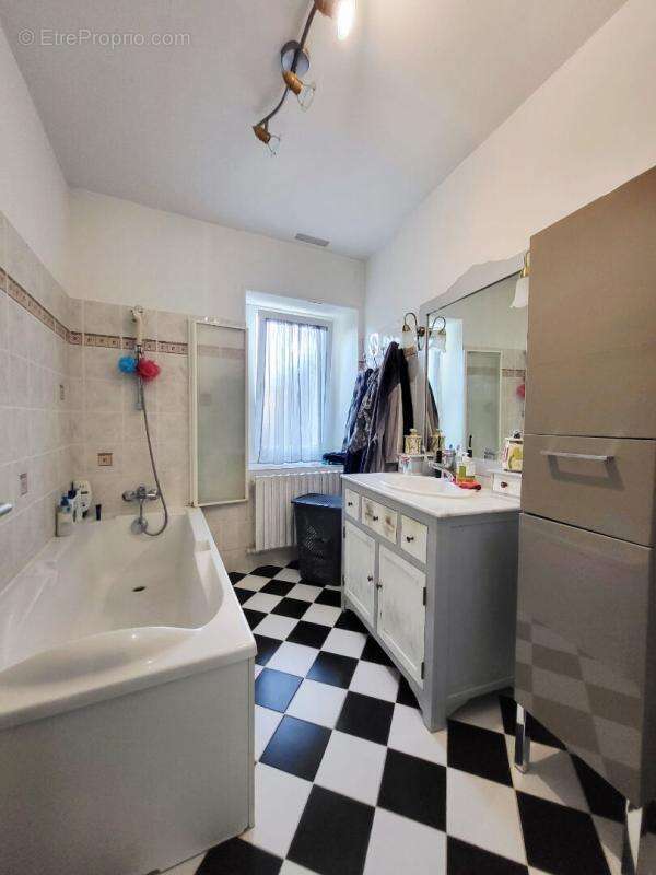 Maison 134m² habitable, 4 chambres, garages, patio et jardin - photo 7