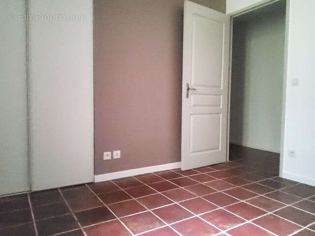 T 3  avec cour - 75 m² environ - photo 9