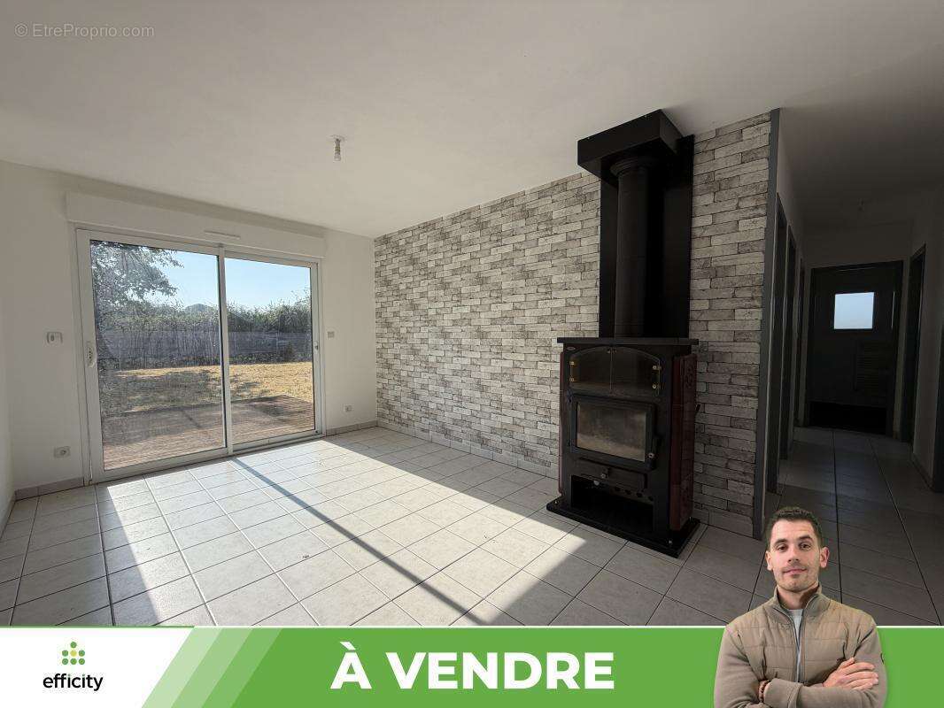 Maison 104 m² à Lussac-Les-Chateaux  - photo 8