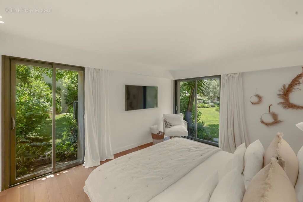 Le Cannet - Quartier résidentiel - Elégante villa de plain-pied avec jardin luxuriant , piscine. Calme absolu - photo 18