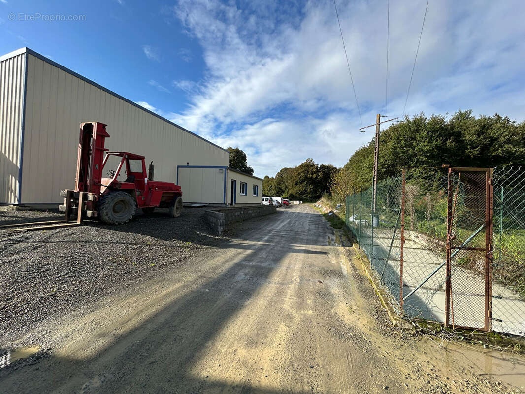 Commerce à SAINT-GERMAIN-EN-COGLES