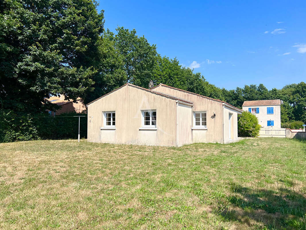 Maison familiale au coeur du bourg de Grosbreuil - photo 2
