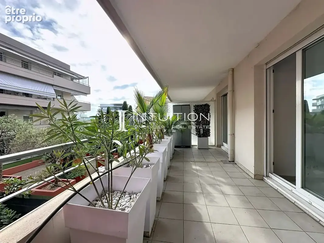 MANDELIEU - Centre Ville : trois pièces avec grande terrasse, jardin et annexes - photo 13