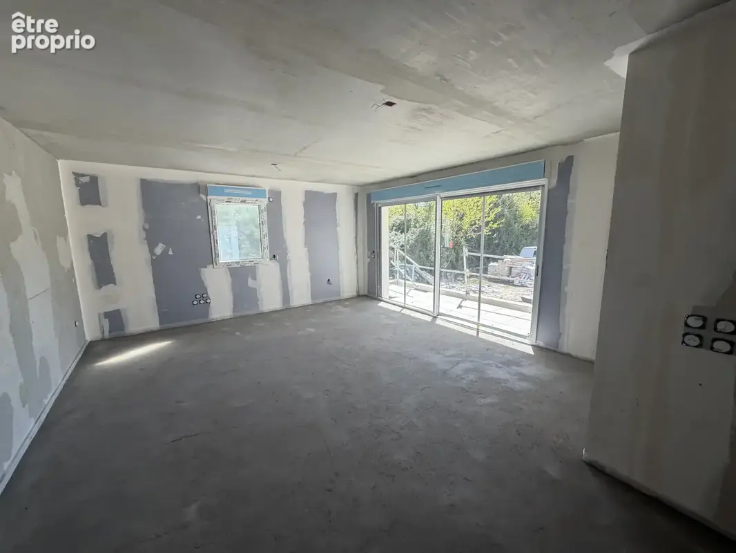 Appartement avec balcon - 2 Parkings sécurisés et notaire réduits - photo 2