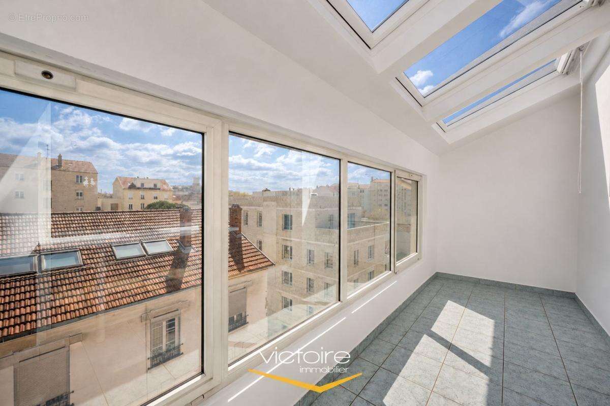 Montchat / Grange-Blanche - T2 bis 64 m² au dernier étage avec véranda face aux toits - photo 6