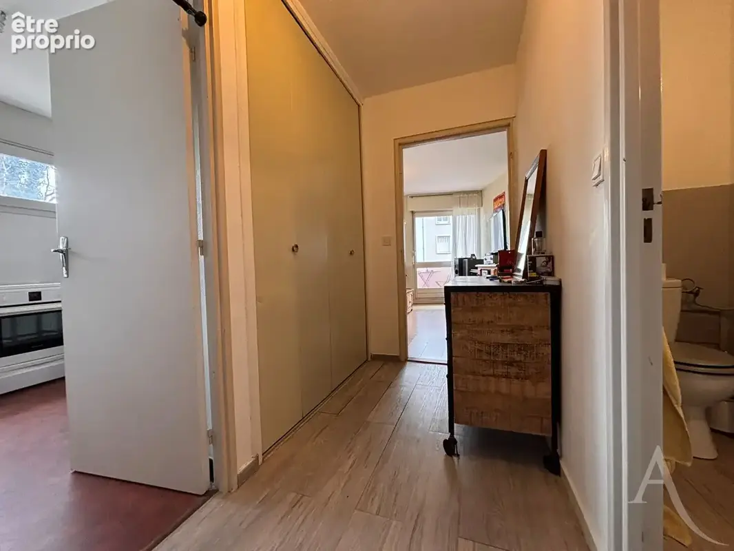 Proche centre-ville de BOURGES - Appartement T1 bis avec balcons - photo 13