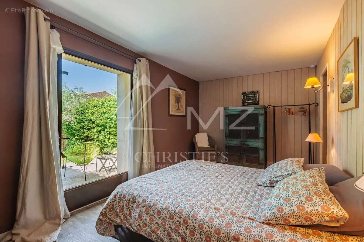 Gordes  - Belle maison en pierre sur un terrain constructible avec piscine - photo 6