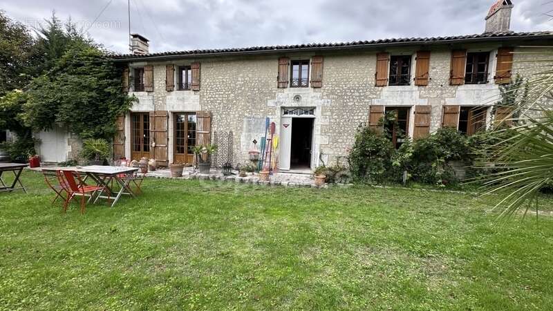 À vendre , Authentique longère charentaise de 186 m² habitables avec grand terrain arboré à Berneuil - photo 2