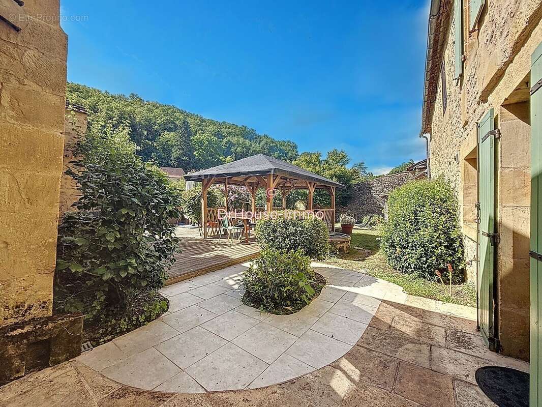 Maison à MAUZAC-ET-GRAND-CASTANG