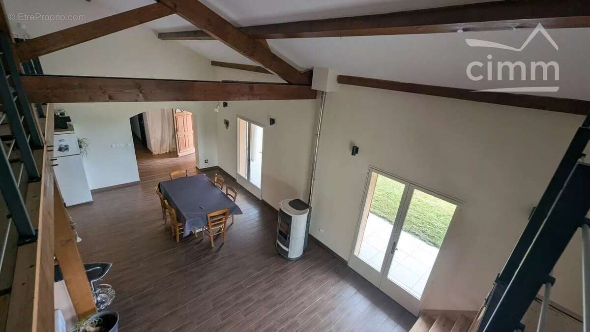 Villa en Haut Beaujolais avec des volumes exceptionnels, vue dégagée et fort potentiel extérieur - photo 5