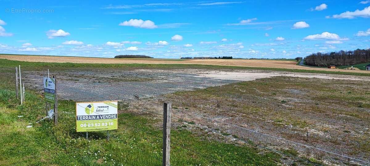 Terrain à SAINT-CAPRAIS