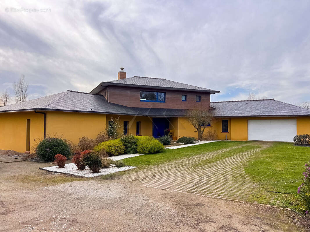 Maison à LAMPAUL-PLOUARZEL