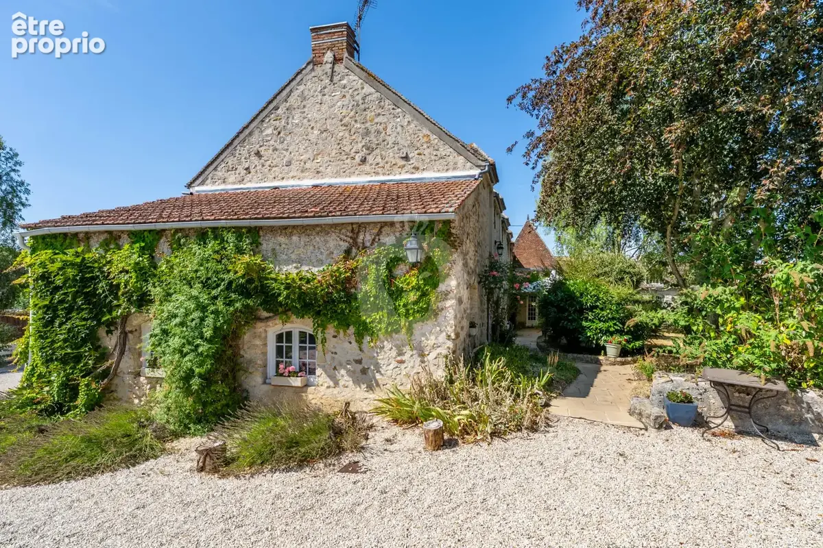 Ensemble immobilier de charme avec maison de 310 m2 et dépendances - photo 3
