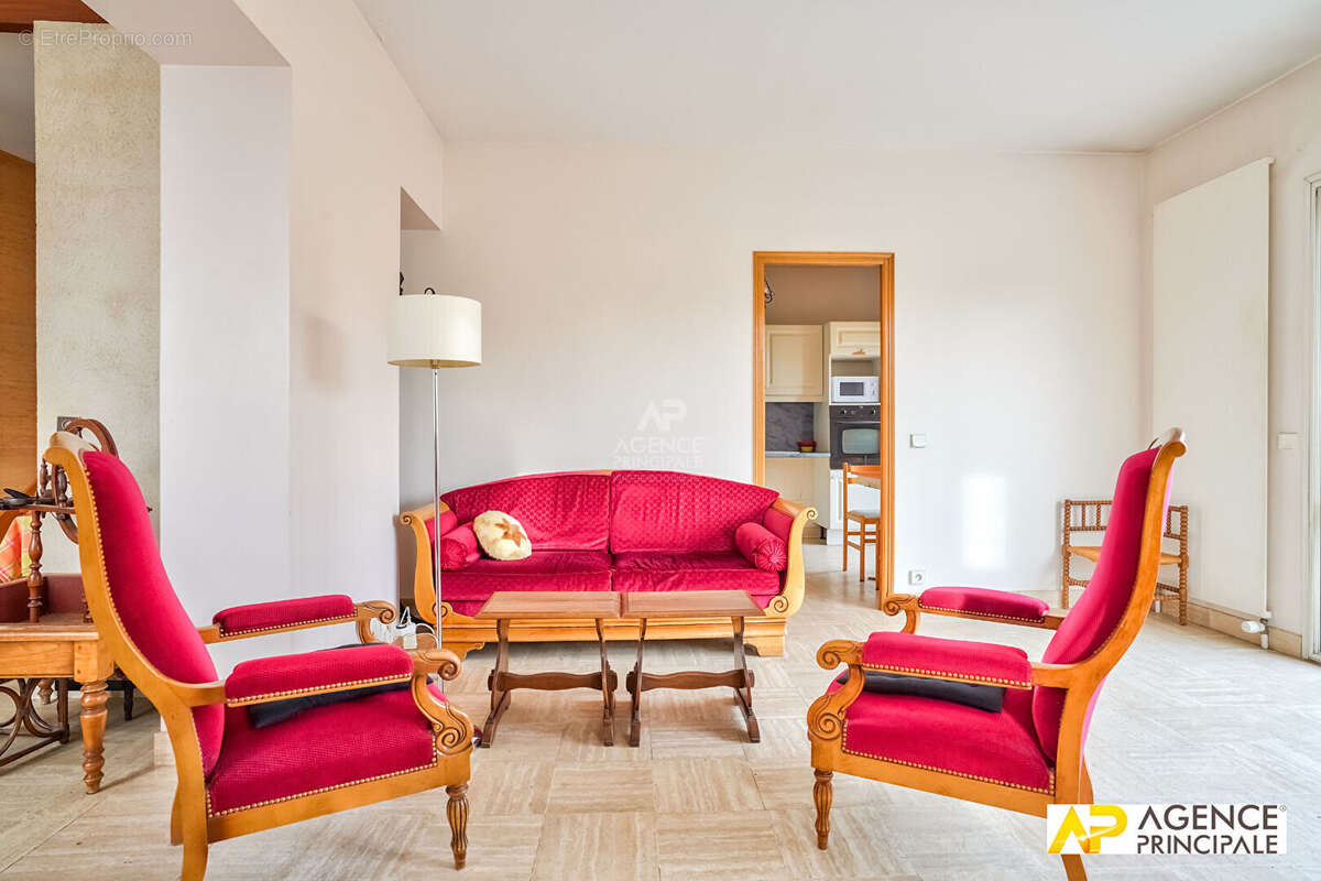 Maison à LE MESNIL-LE-ROI