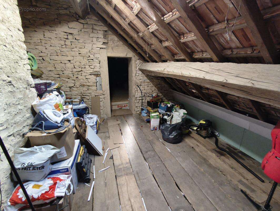 Maison à COMBEAUFONTAINE