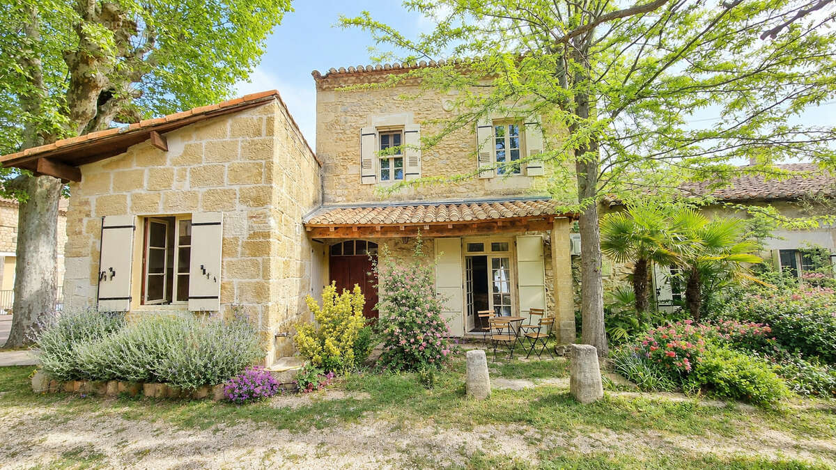 Ensemble immobilier de 281 m2 habitables et 740 m2 de bâtiments annexes - photo 3