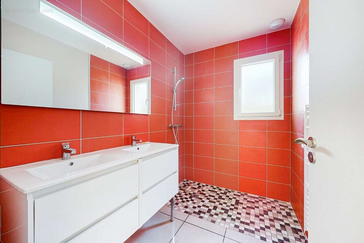 Maison 92 m² à Ussac  - photo 6